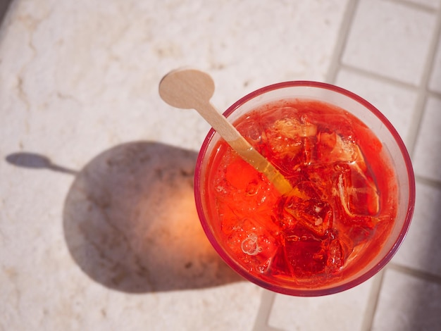 Hermosa copa con un cóctel refrescante en el bar