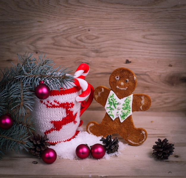 Hermosa Copa de Navidad y hombre de pan de jengibre en la mesa de madera