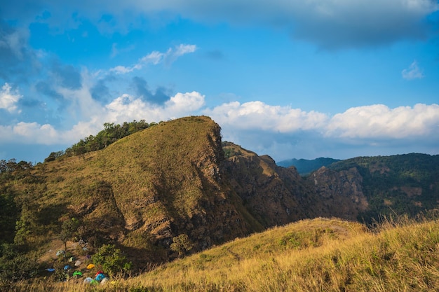 Hermosa cordillera y campamento en khao san nok wua kanchanaburiKhao San Nok Wua es la montaña más alta del Parque Nacional Khao Laem Tiene 1767 metros sobre el nivel del mar