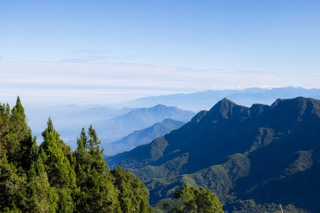 Una hermosa cordillera en un día soleado