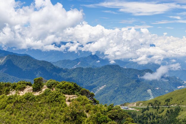 La hermosa cordillera sobre el pico este de Hehuanshan