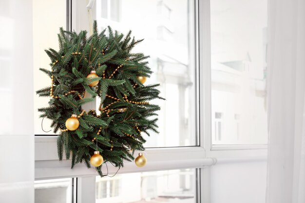 Hermosa corona de Navidad de moda en la ventana