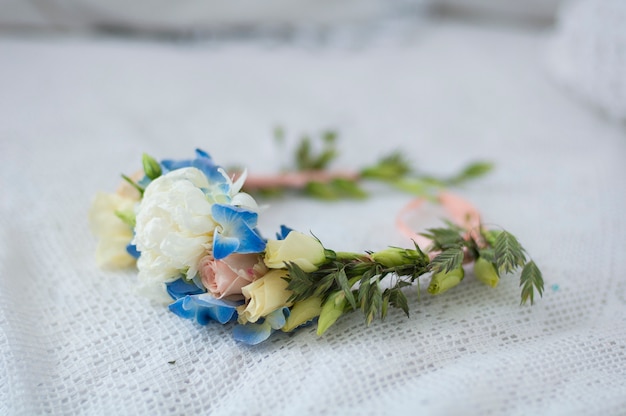 Una hermosa corona de novia con flores frescas