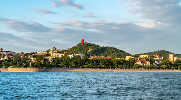 Hermosa costa y arquitectura urbana de Qingdao