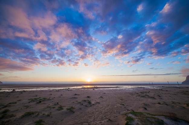 Una hermosa costa en cálido