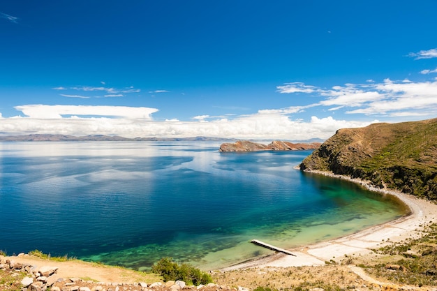 Hermosa costa de la Isla del Sol (Isla del Sol) en el lago Titicaca, Bolivia