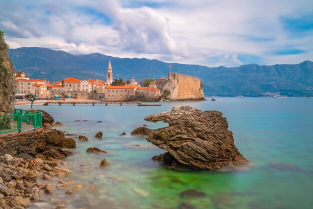 Hermosa costa del mar Adriático alrededor de Budva