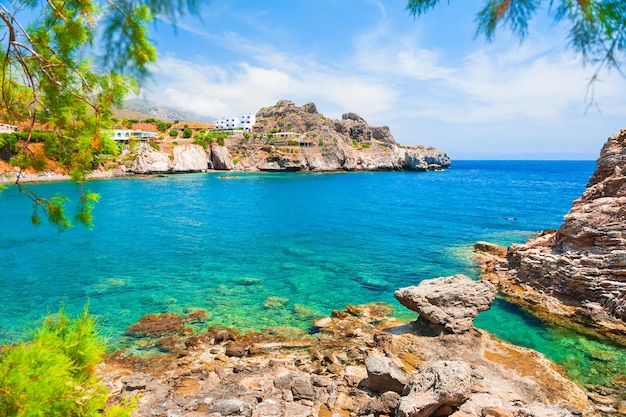 Hermosa costa del mar con agua turquesa en Agios Pavlos, isla de Creta, Grecia.