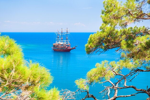 Hermosa costa de mar "Bahía Paraíso" cerca de Kemer, Turquía. Paisaje de verano