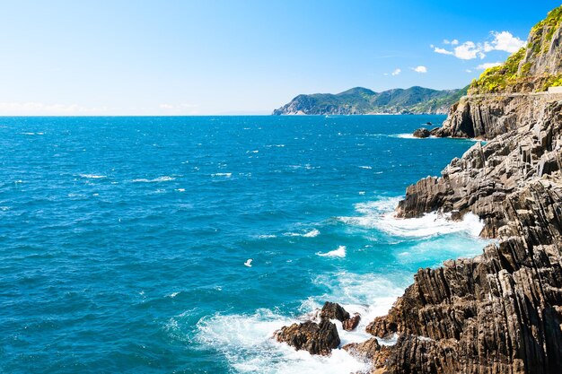 Hermosa costa del mar en Cinque Terre, Italia.