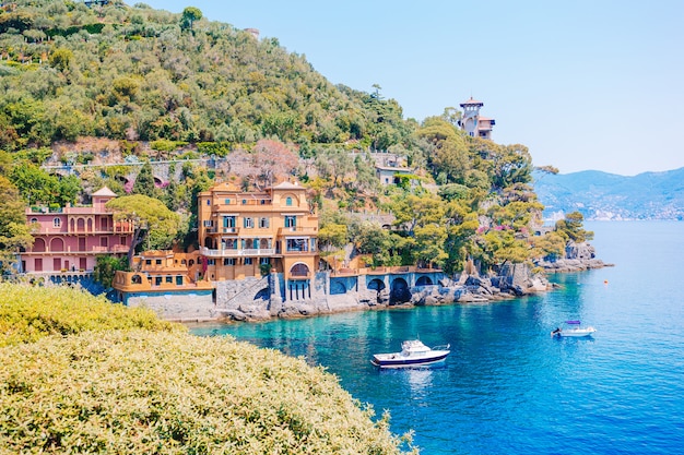 Hermosa costa del mar con coloridas casas en Portofino, Italia. Paisaje de verano