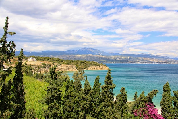 Hermosa costa de mar en Grecia