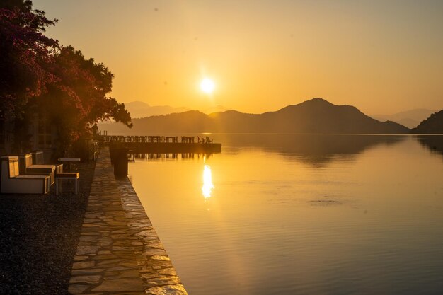 Hermosa costa del mar y restaurante adaian cerca de cleopatra bath bay gocek fethie turquía en la mañana