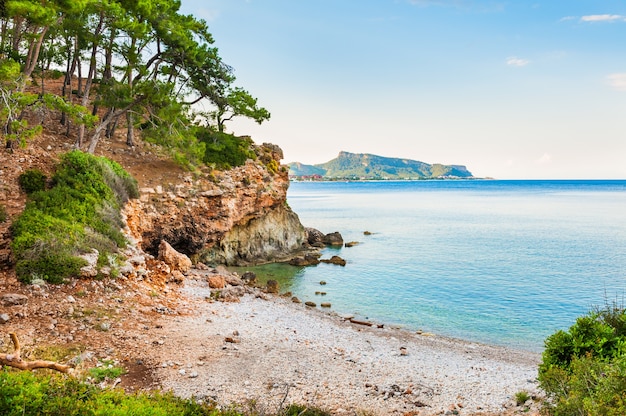 Hermosa costa del mar salvaje cerca de Kemer, Turquía. Paisaje de verano