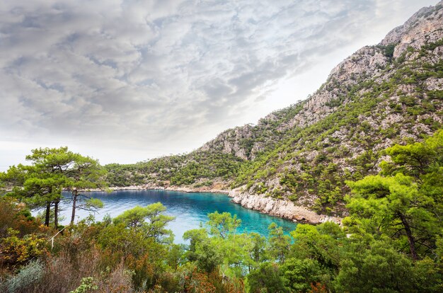 Hermosa costa del mar en Turquía. Increíbles paisajes naturales a lo largo de la ruta de senderismo licia.