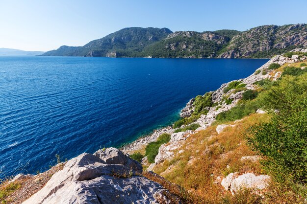 Hermosa costa del mar en Turquía