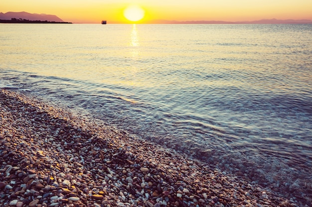 Hermosa costa del mar en Turquía