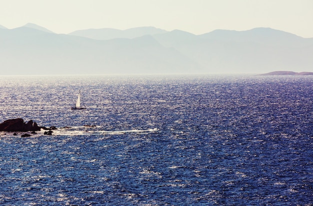 Hermosa costa del mar en Turquía