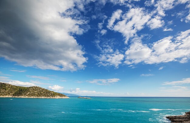 Hermosa costa del mar en Turquía