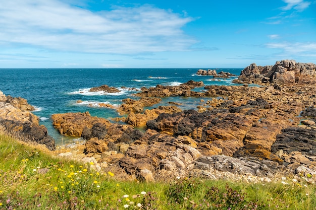 La hermosa costa en marea baja de Le Gouffre de Plougrescant, Cote de Granit Rose, Cotes d'Armor, Bretaña, Francia