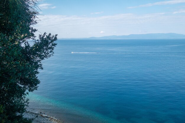 Hermosa costa con montañas y rocas en Grecia