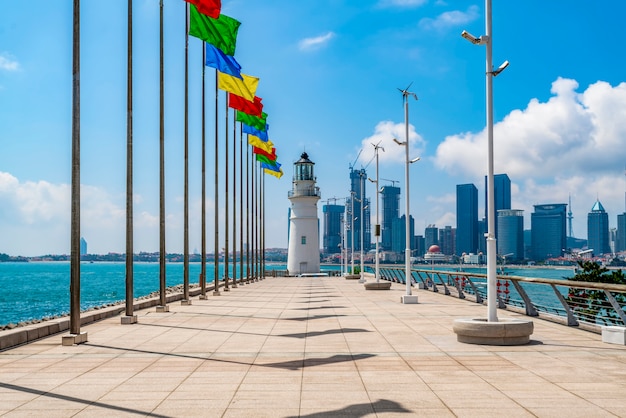 La hermosa costa y el paisaje urbano de Qingdao