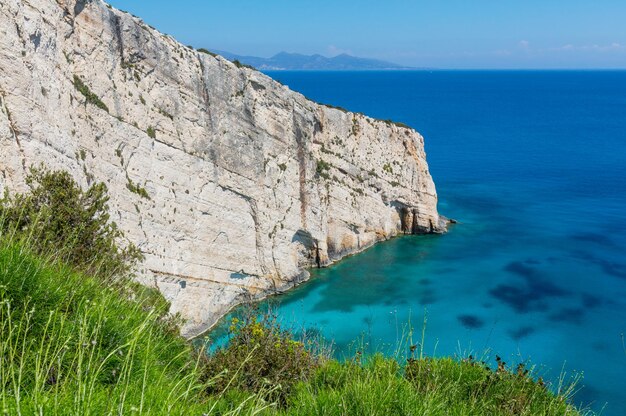 Hermosa costa rocosa en Grecia