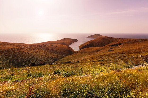 Hermosa costa rocosa en Grecia