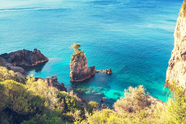 Hermosa costa rocosa en Grecia