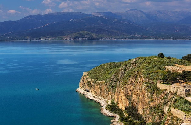 Hermosa costa rocosa en Grecia