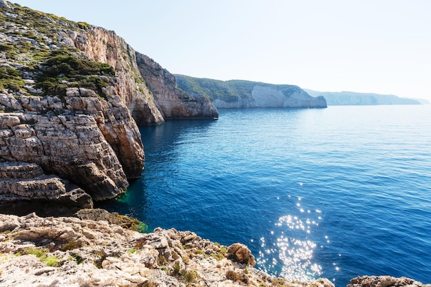 Hermosa costa rocosa en Grecia