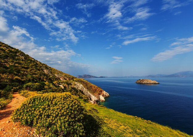 Hermosa costa rocosa en Grecia