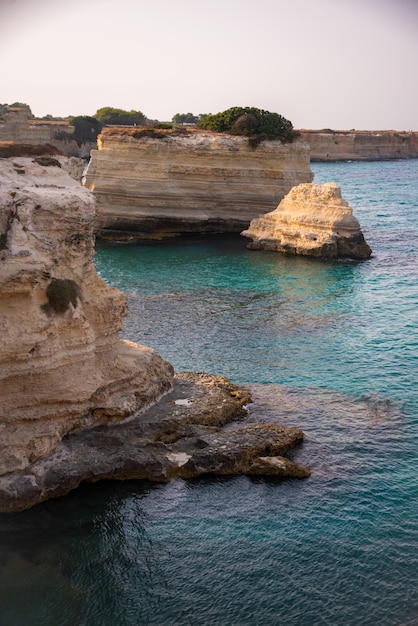 Hermosa costa rocosa en Italia con agua clara