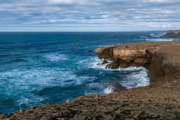 Hermosa costa rocosa y mar azul en Portugal