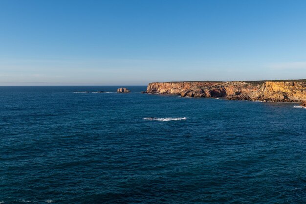 Foto hermosa costa rocosa y mar azul en portugal