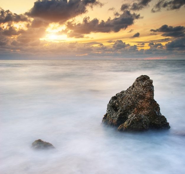 Hermosa costa rocosa con el mar en calma