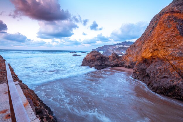 Hermosa costa rocosa en la noche