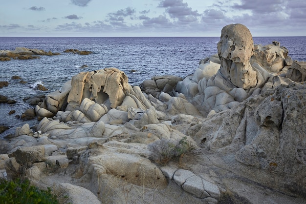 Hermosa costa sur de Cerdeña hecha de piedras y rocas de granito