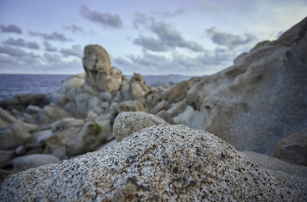 Hermosa costa sur de Cerdeña hecha de piedras y rocas de granito