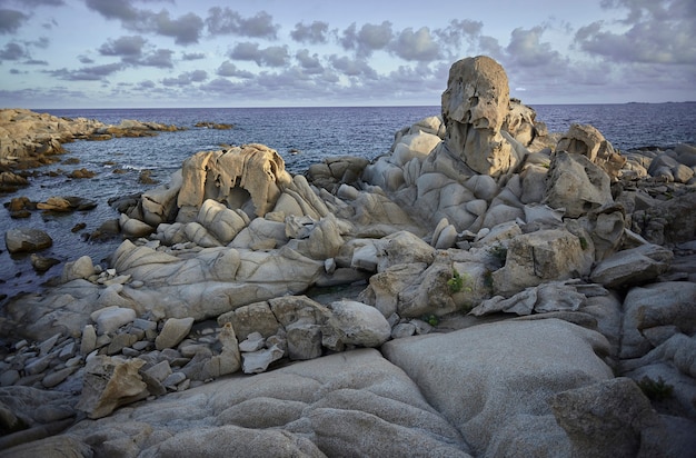 Hermosa costa sur de Cerdeña hecha de piedras y rocas de granito