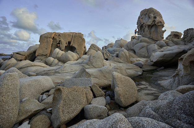 Hermosa costa sur de Cerdeña hecha de piedras y rocas de granito