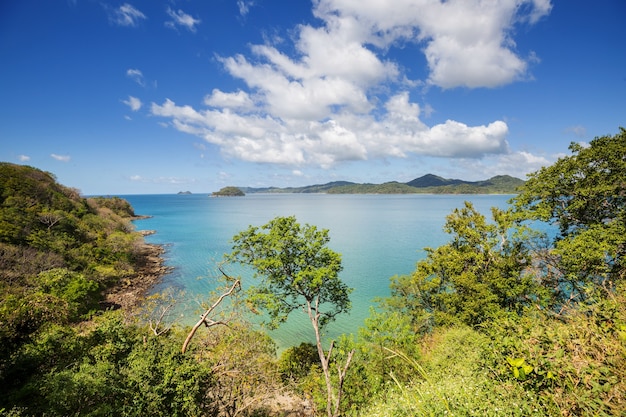 Hermosa costa tropical del Océano Pacífico en Costa Rica