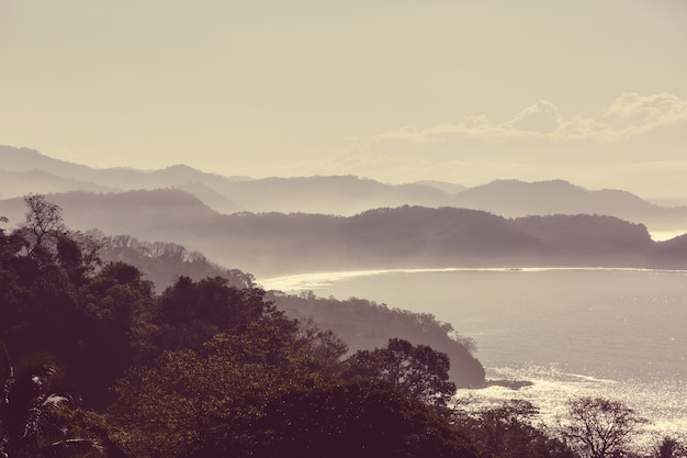 Hermosa costa tropical del Océano Pacífico en Costa Rica