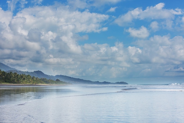 Hermosa costa tropical del Océano Pacífico en Costa Rica