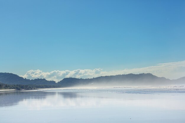 Hermosa costa tropical del Océano Pacífico en Costa Rica