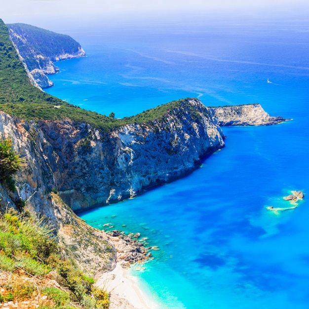 Hermosa costa turquesa de la isla de Lefkada, Grecia