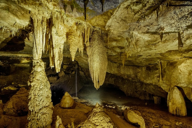 Hermosa cueva con estalactitas