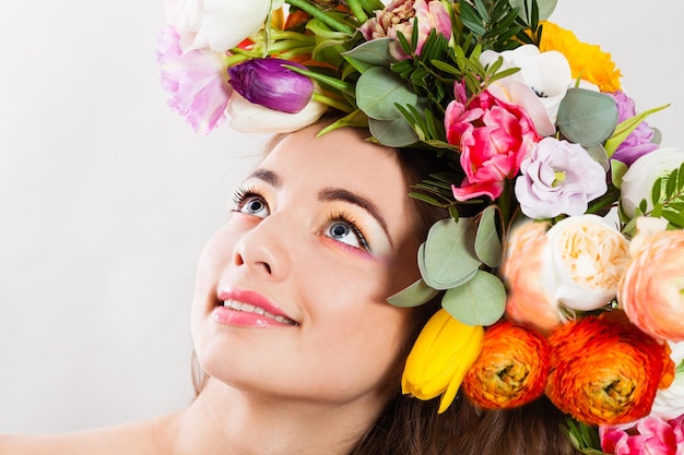 Hermosa dama con una corona de flores de primavera Concepto de moda de primavera