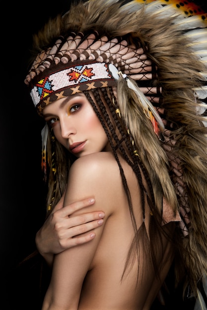 Foto hermosa dama étnica con cucaracha en la cabeza.