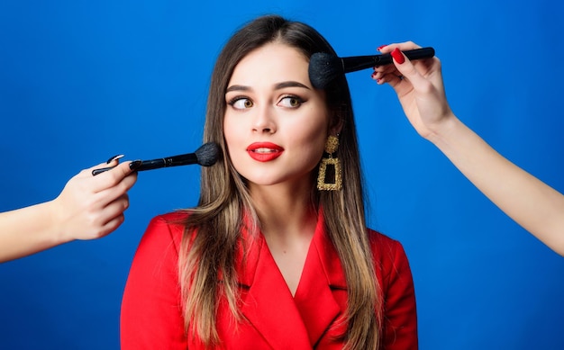 Hermosa dama maquillaje labios rojos Cuidado de la piel Concepto de cosméticos Salón de belleza cuidado facial Mujer bonita aplicando pincel de maquillaje Tono de piel perfecto Belleza impresionante Tienda de suministros de maquillaje Cursos de maquillaje